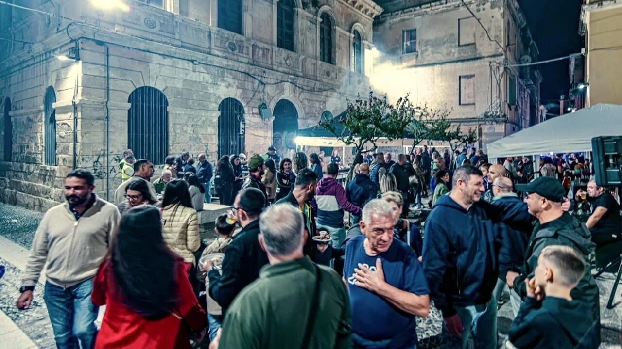 Il centro storico di Sassari torna a vivere tra arrostita e musica sassarese: quando sarà la terza edizione di “A fora li brasgeri” a Sassari Il centro storico di Sassari torna a vivere tra arrostita e musica sassarese: quando sarà la terza edizione di “A fora li brasgeri” a Sassari