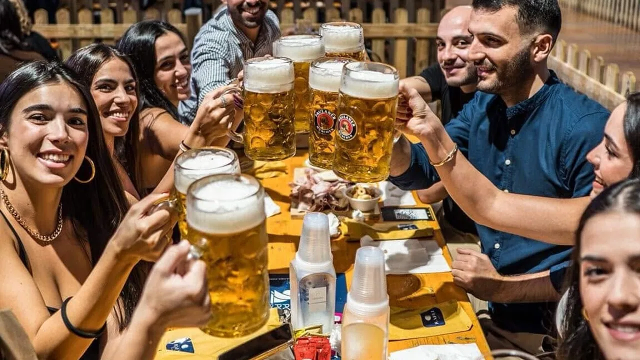 Ad Alghero torna l'Oktoberfest, tra fiumi di birra bavarese e tanta musica: come sarà l'evento, il programma completo e come partecipare a Alghero Ad Alghero torna l'Oktoberfest, tra fiumi di birra bavarese e tanta musica: come sarà l'evento, il programma completo e come partecipare a Alghero